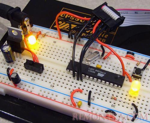 Микроконтроллер AVR на макетной плате