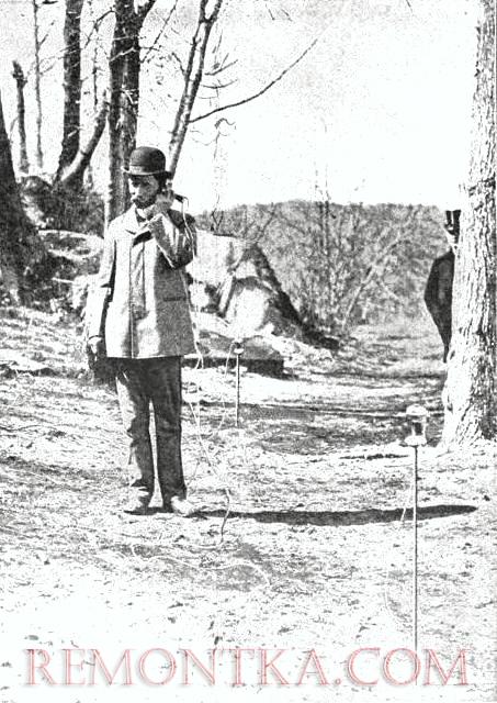 Натан Стаблфилд использует свой наземный беспроводной телефон в 1902-м году Натан Стаблфилд использует свой наземный беспроводной телефон в 1902-м году