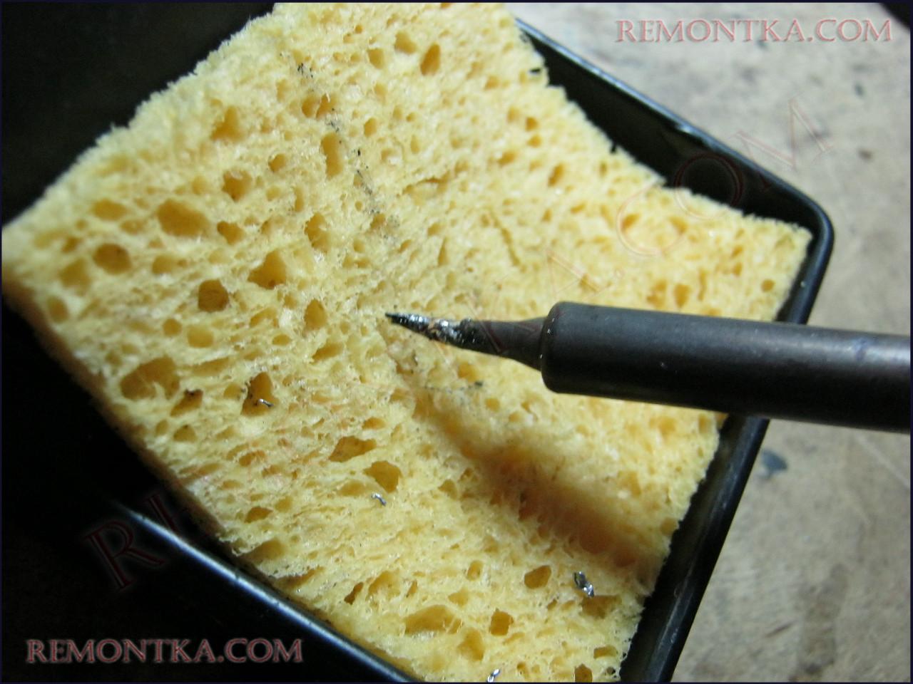 чистка жала паяльника с помощью губки