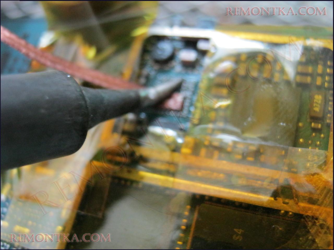 чистка контактных площадок с помощью оплетки