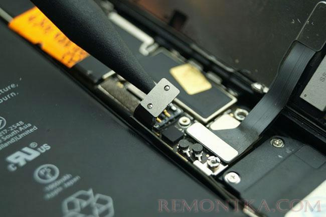 Отсоединение шлейфов аккумулятора