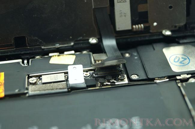 Отсоединение шлейфов модуля дисплея