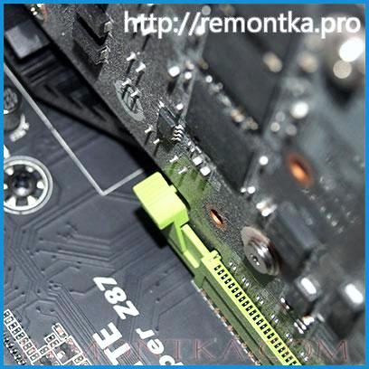 При снятии видеокарты используйте защелку